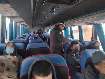 Rescatan a 35 migrantes en Hidalgo; viajaban hacinados en camioneta