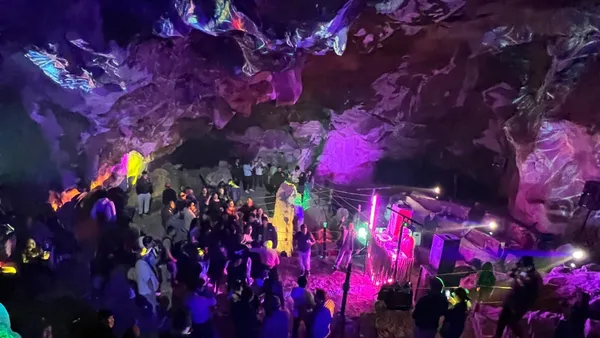 Escenario iluminado del festival Rave in a Cave en las Grutas de Xoxafi.