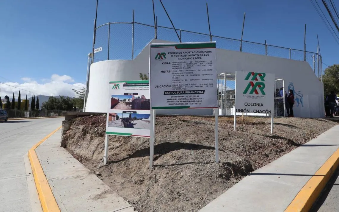 Israel Félix entrega obras en colonias de Mineral de la Reforma