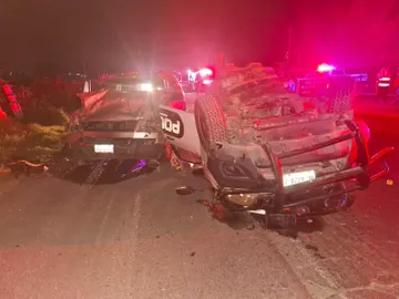 Brutal impacto contra camioneta particular deja una patrulla destrozada, un uniformado sin vida y otro luchando por su salud en el hospital