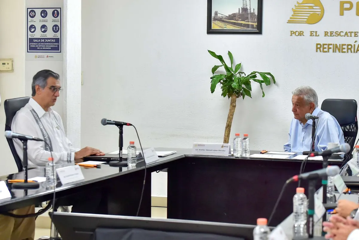AMLO y Américo Villarreal supervisan refinería en Tampico