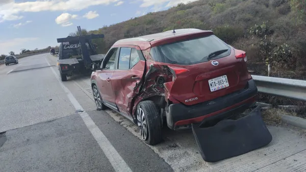 Choque y huida en el Arco Norte: un camión de carga impactó a una camioneta y abandonó el lugar, generando afectación vial.