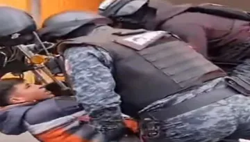 ¡Abuso de autoridad en Tulancingo! policías son captados “sembrando” evidencia a un joven