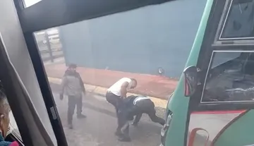 ¡Se agarran a golpes! Pelea entre choferes del transporte público causa caos en Tizayuca