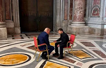 Trump y Zelensky se reúnen previo al funeral del Papa; abordan poner fin a la guerra entre Rusia y Ucrania
