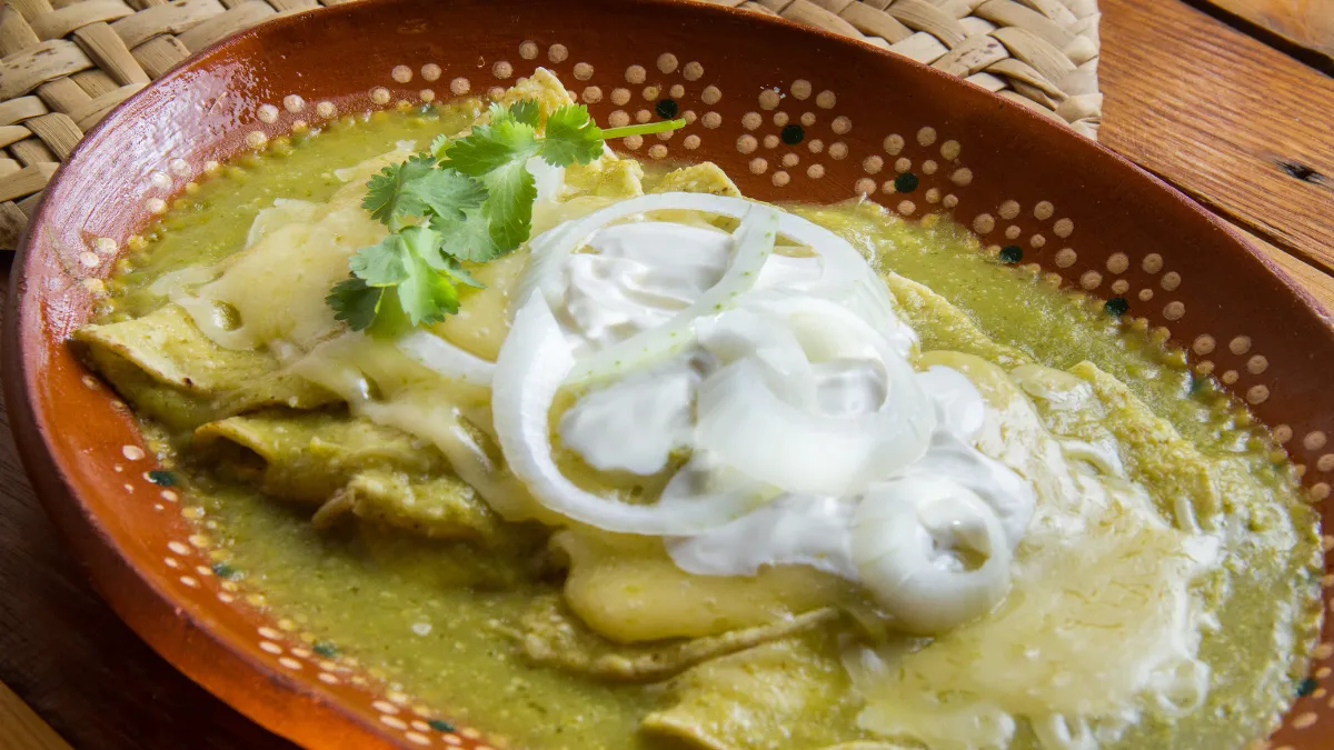 Las recetas enchiladas suizas nacieron en la CDMX y combinan el picante del chile verde con la suavidad del queso y la crema.