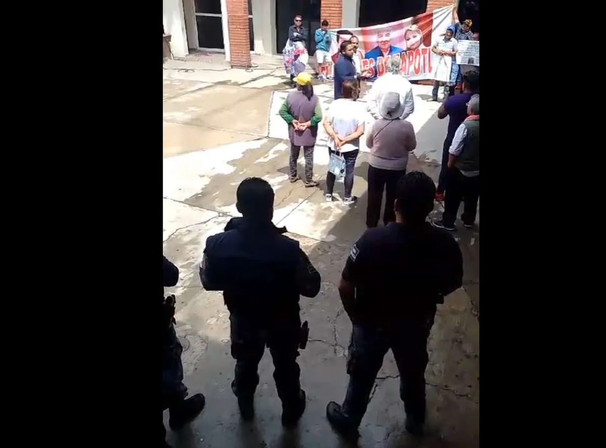 Protestan simpatizantes de ex candidatos en la presidencia municipal de Zapotlán de Juárez