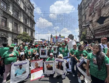 Los familiares de las víctimas ingresaron al zona oficial de reunión designada por la FIFA, donde cientos de aficionados disfrutaron la inauguración de la Copa del Mundo. 