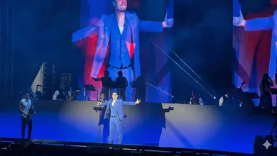 Carlos Rivera cantando con mariachi en la Plaza de Toros de Pachuca.