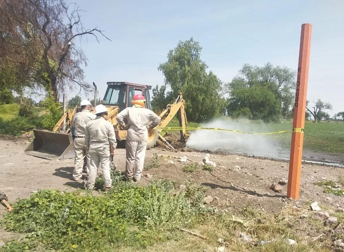 Reportan fuga en toma clandestina en ducto de Pemex
