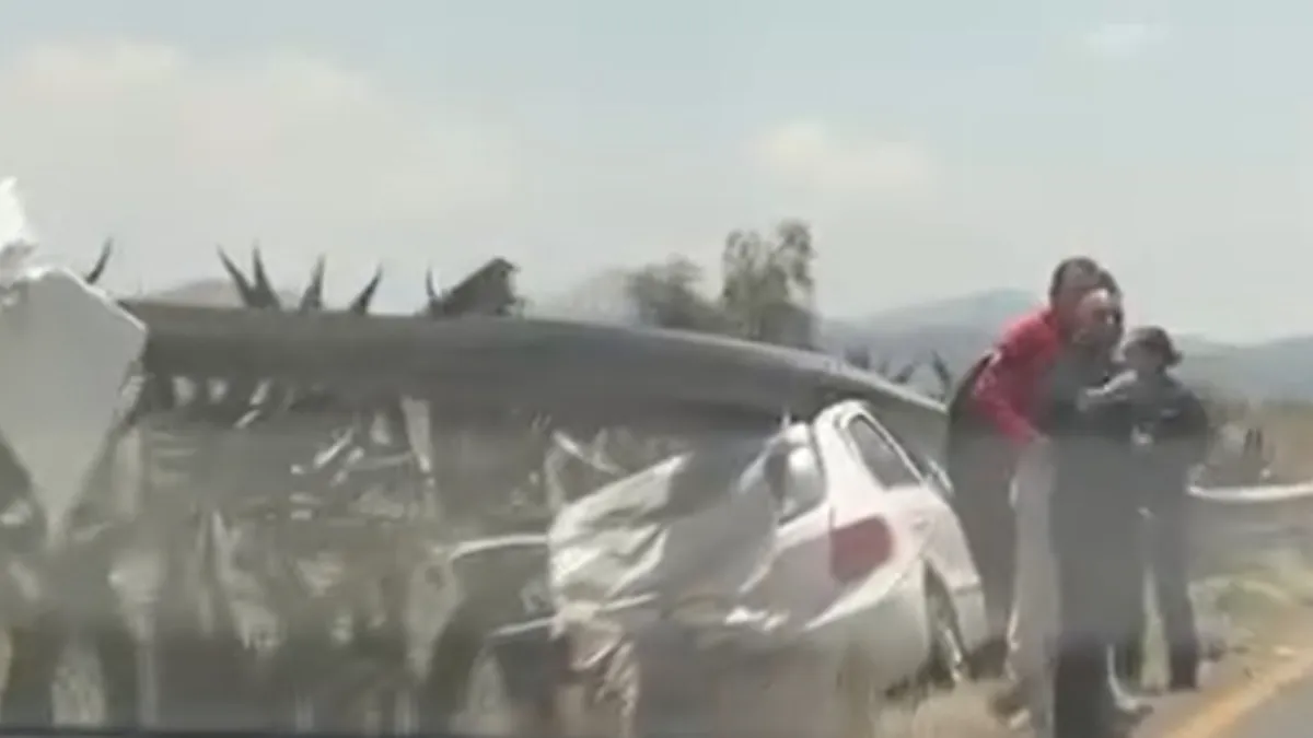 Auto chocado contra barrera metálica
