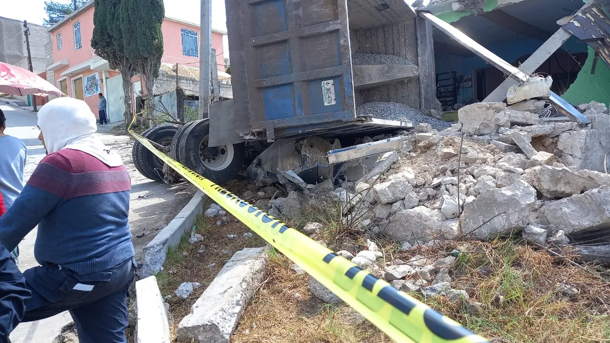 Camión se impacta contra vivienda en Tepeji del Río; dos lesionados