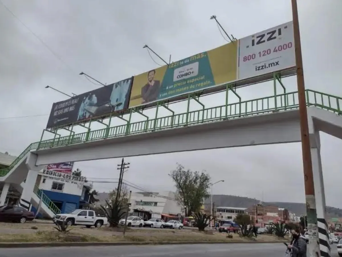 Lorena García Cázares declara ilegal concesión de publicidad en puentes peatonales de Tulancingo