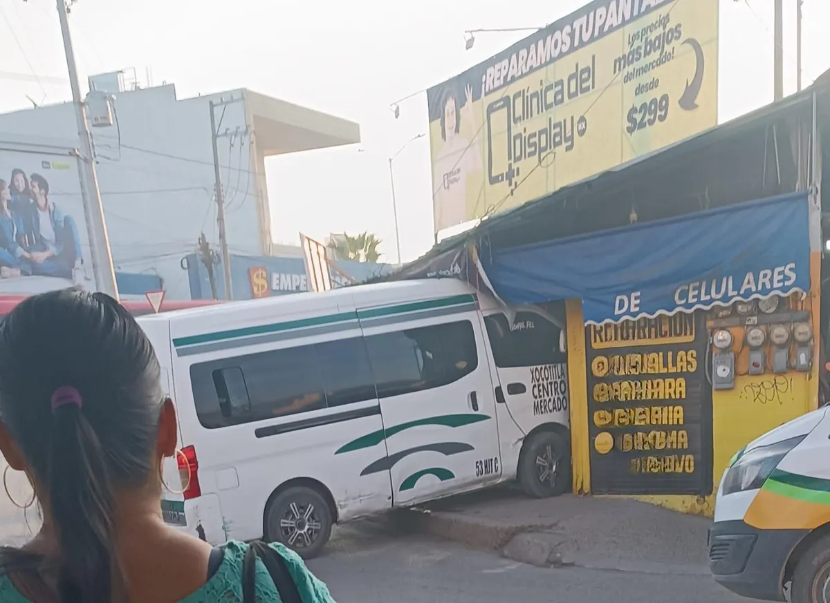 Combi choca contra local en Huejutla.