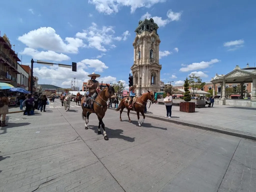 Pachuca celebra el Día del Charro: desfiles, homenajes y baile de gala