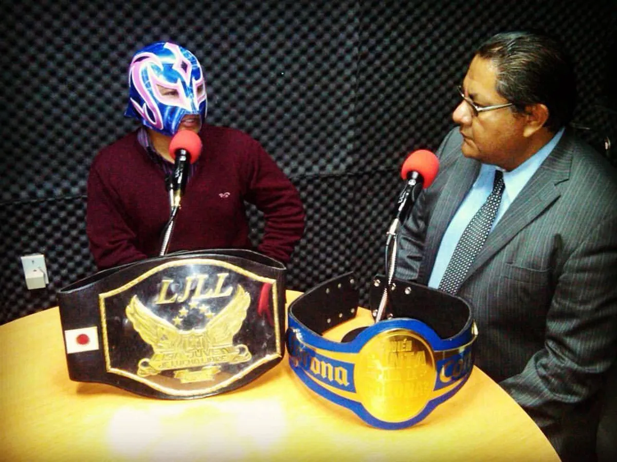 De la odontología a la pasión por la radio y la lucha libre