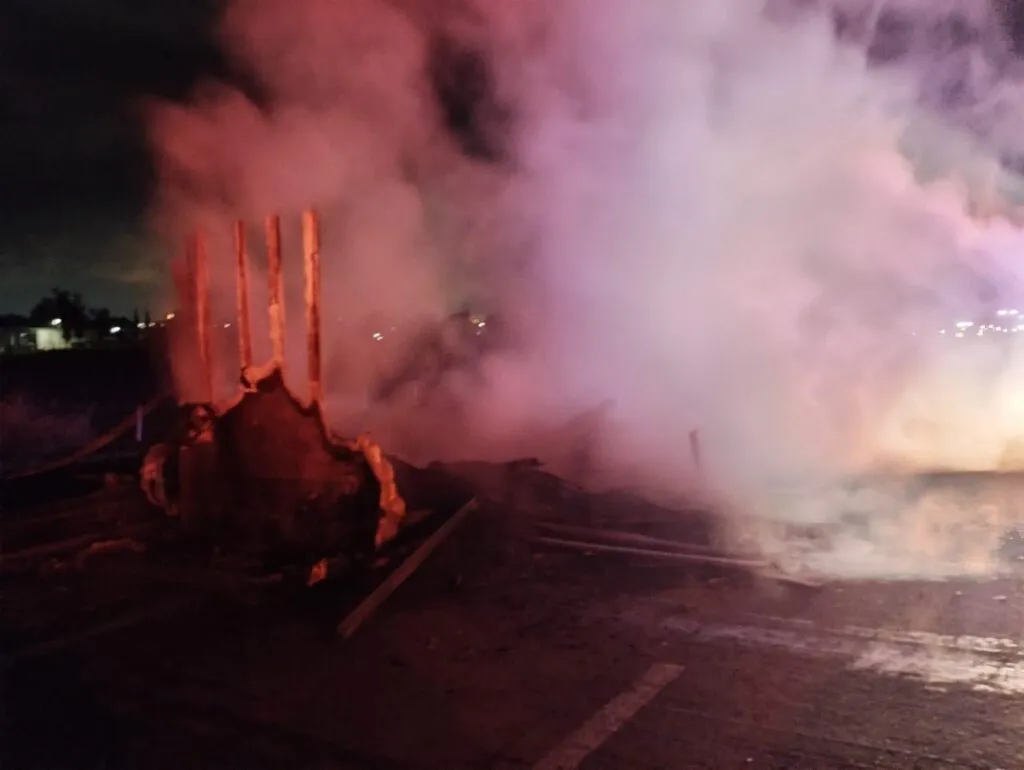 Tráiler en llamas provoca cierre total del Arco Norte