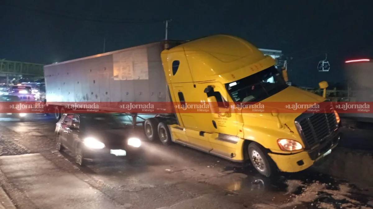 Accidente en la México-Pachuca: tractocamión choca contra puente