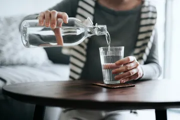¿Tomar agua antes de comer ayuda a bajar de peso?