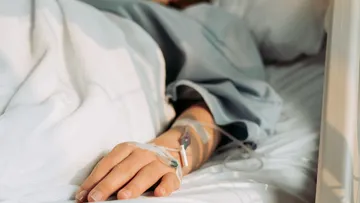 Personal médico atiende a pacientes afectados por lluvias