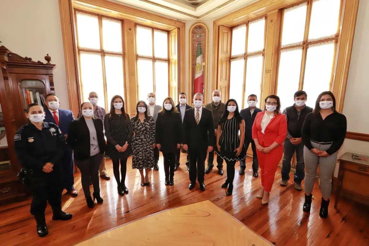 Corrige Baños: sustituye a hombres por mujeres en su gabinete