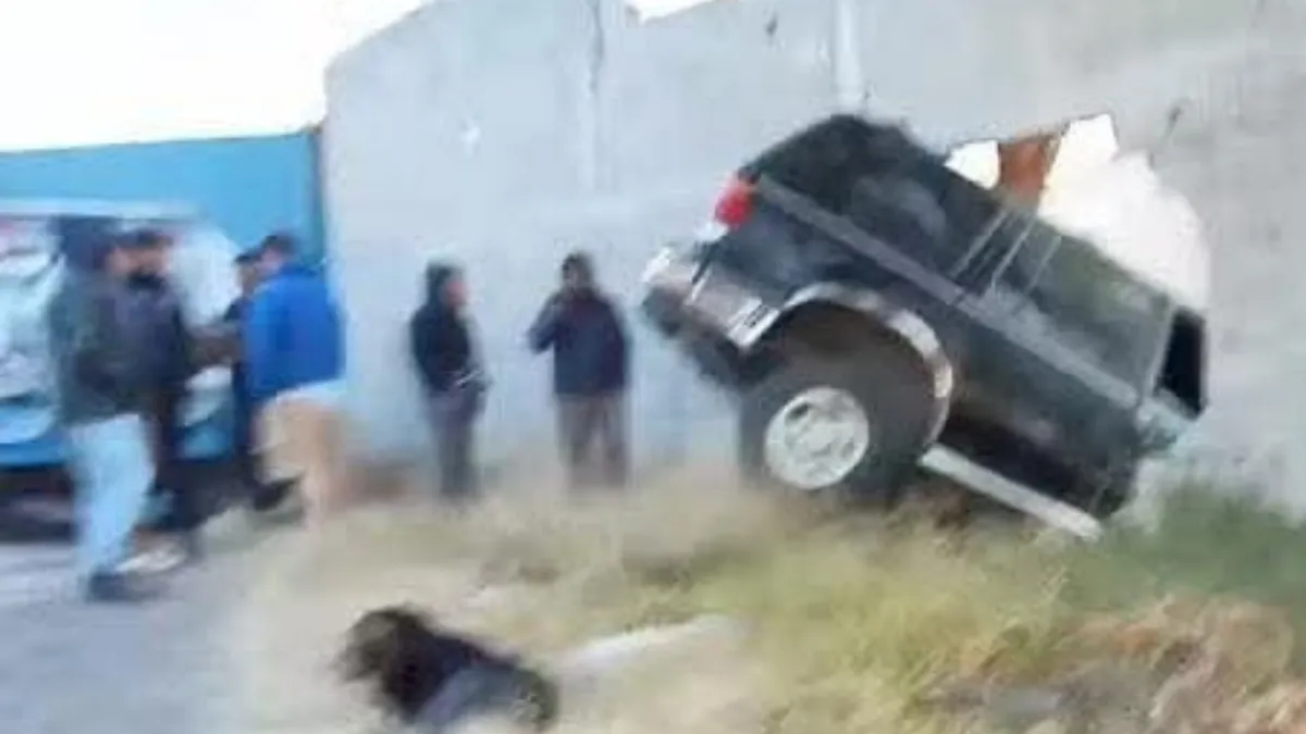 Camioneta impactada contra la barda de un corralón