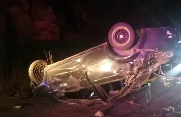 Aparatosa volcadura sobre la carretera Tepeapulco-Santo Tomás