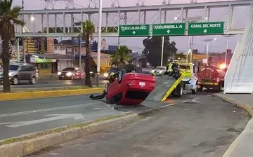 Vuelca vehículo sobre la carretera federal México-Pachuca
