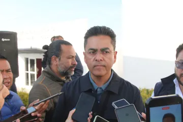 Medécigo evita responder a señalamientos de su hermano y analiza acciones legales