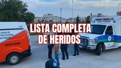 Choque de Urvan colapsa la vialidad. 💥 Unidades de emergencia laboran en el Bulevar Minero tras un fatal percance de transporte público. Revisa los nombres y hospitales de los heridos aquí.