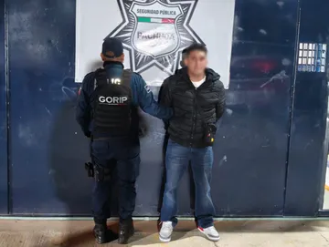 Lo paran por circular sin luces en Pachuca y descubren orden de aprehensión por robo agravado en la CDMX