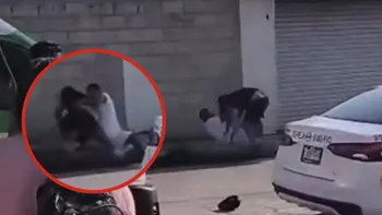 [VIDEO] Taxista y conductor de urvan protagonizan fuerte pelea en Hidalgo