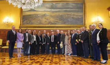Recibe AMLO a congresistas de EU en Palacio Nacional