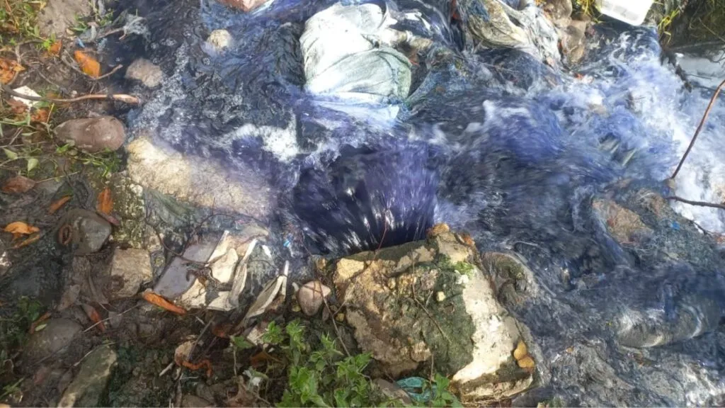 Alerta en Tepeji del Río por contaminación del río Tepeji con residuos de industrias textiles