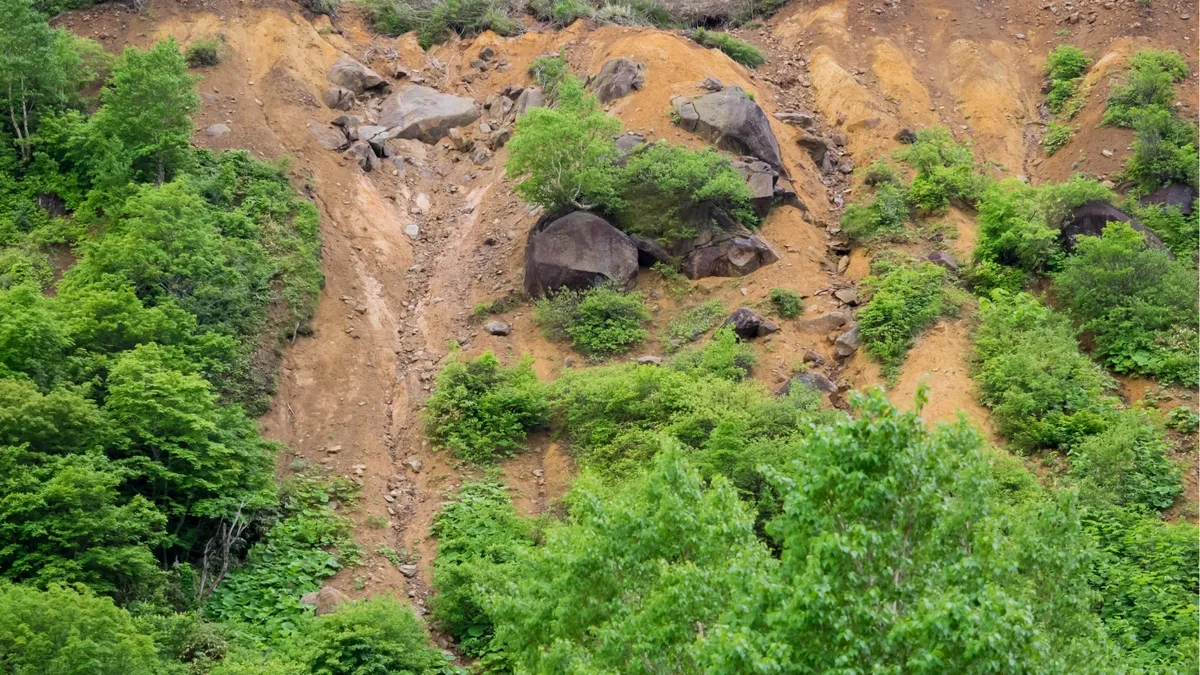 Trabajos de reconstrucción en caminos afectados por lluvias en Hidalgo.