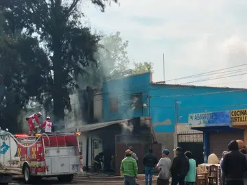 Ixmiquilpan: incendio arrasa con establecimiento de artesanías