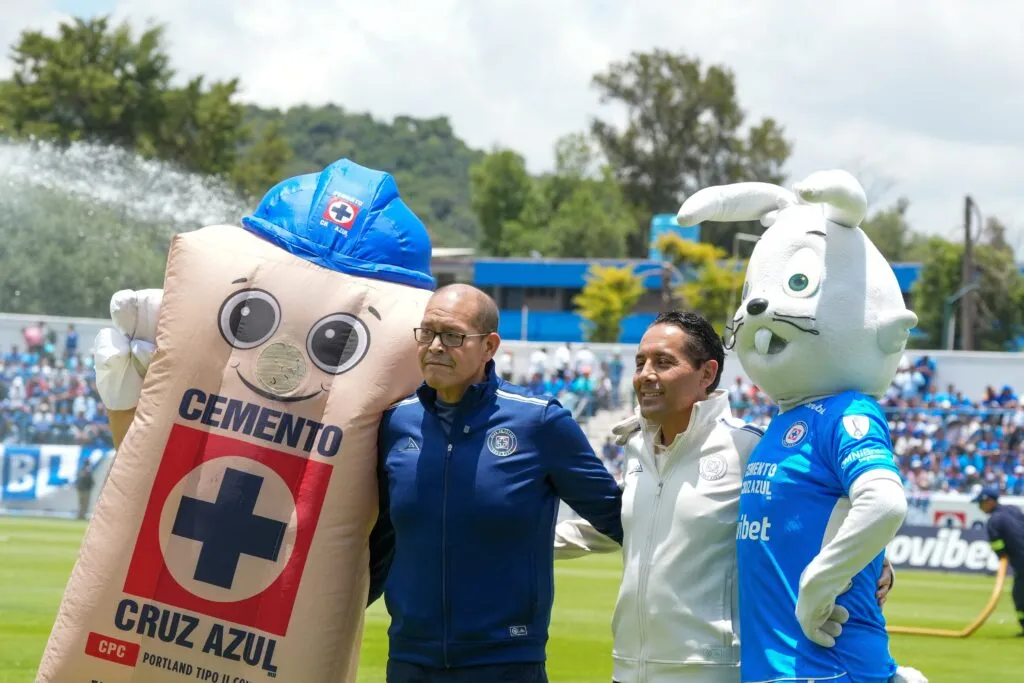 Cooperativistas de Cruz Azul agradecen apoyo de Julio Menchaca durante Copa Fundadores