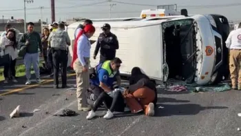 Combi volcada en la México-Pachuca