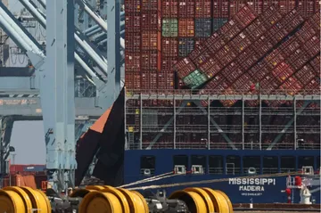 Contenedores en aduana portuaria