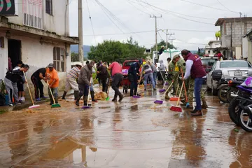 Desbordamiento en Santiago Tulantepec deja daños en viviendas y zona industrial