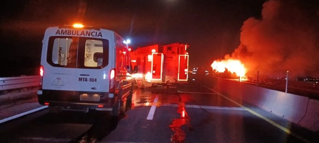 Explosión de tractocamión causa cierre en el Arco Norte