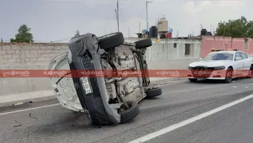 Autopista México-Pachuca: vuelca camioneta cerca de caseta de Ojo de Agua
