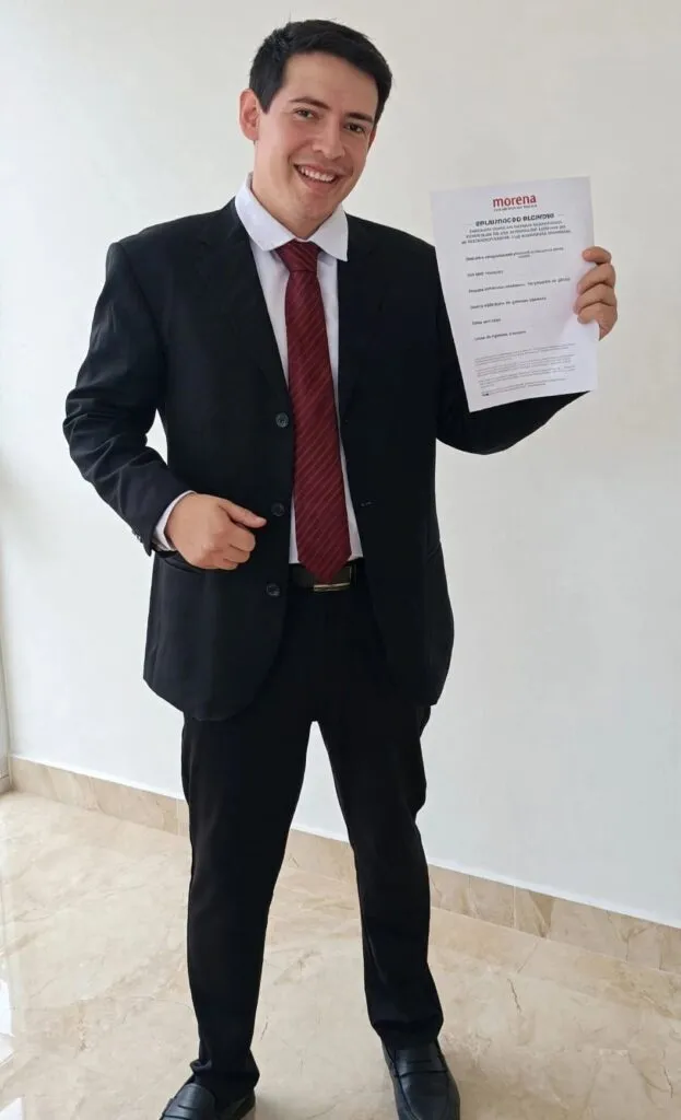 Exfuncionario señalado por nepotismo y víctima de atentado se registró como aspirante de Morena