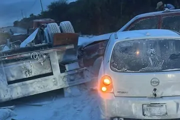 Tráiler vuelca en carretera de Hidalgo y deja dos heridos