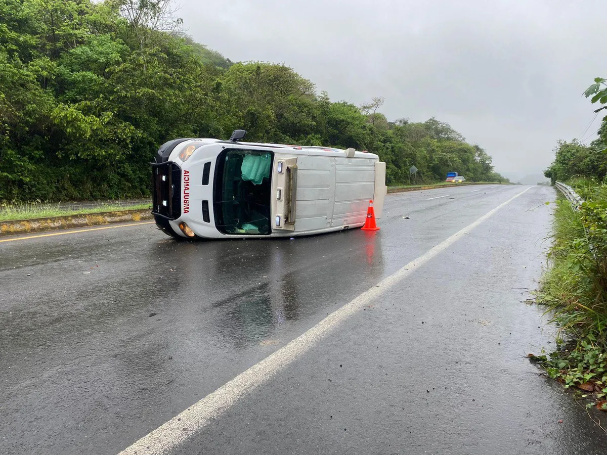 Vuelca ambulancia en la carretera México–Tampico en Huejutla; conductor resulta con lesiones leves