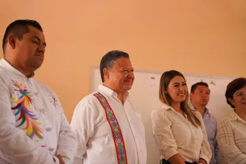 Julio Menchaca supervisa obras en escuelas y carretera en el Altiplano