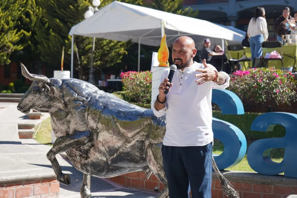 Premian en Italia la escultura ‘Amor por ti’ del tulancinguense Onésimo Ávila
