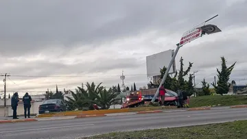 Automóvil impactado contra poste