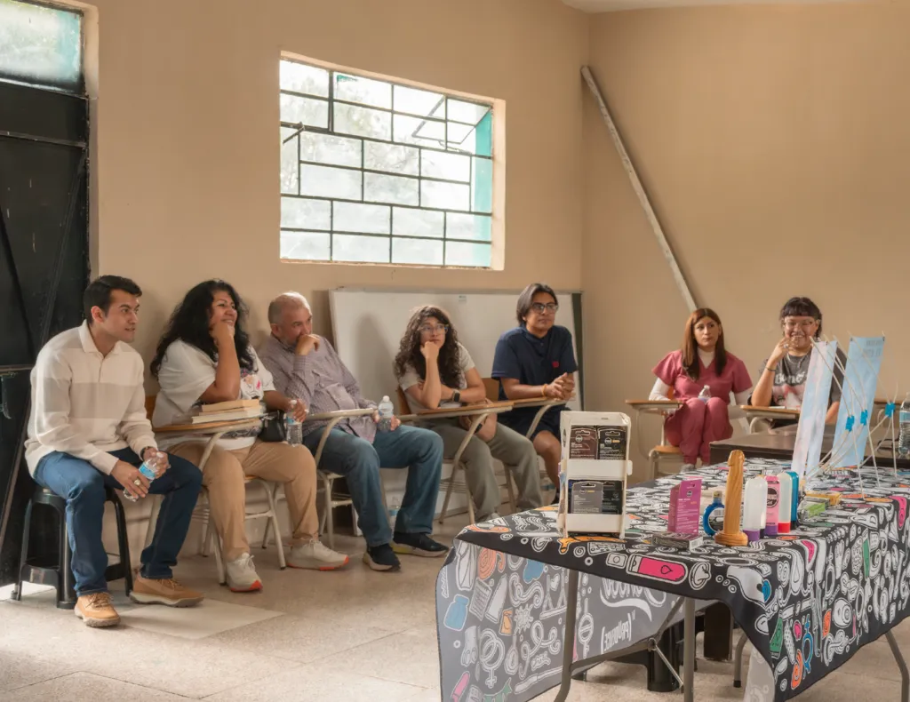 ¡De abandono a cultura! Jóvenes transforman escuela olvidada en biblioteca comunitaria