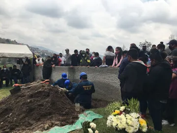 Sepultan a Ana Karen; su madre pide entubar aguas negras en Tlalnepantla